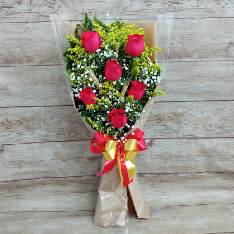 Buquê Deitado com 6 Rosas no Papel Kraft